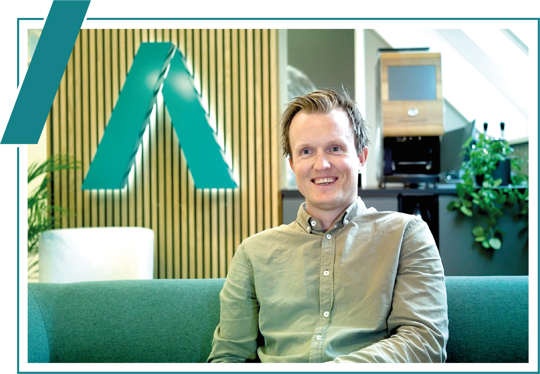 Morten Mæhle daglig leder blir intervjuet i sofa på kontor i Stavanger med spilevegg med Addvant logo som bakgrunn.
