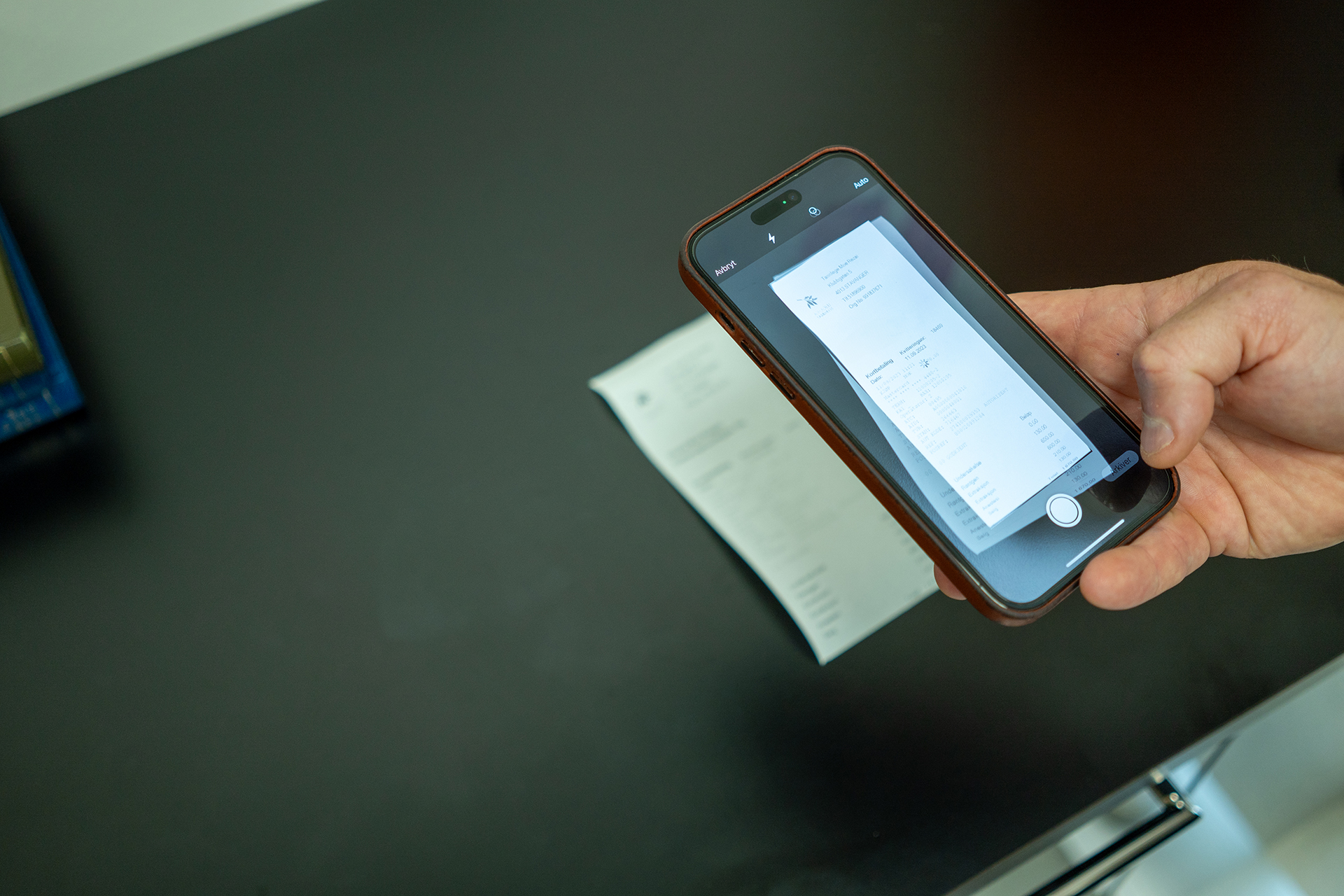 Med app fra regnskapssystemet Power Office Go tar han bilde av kvittering med mobil