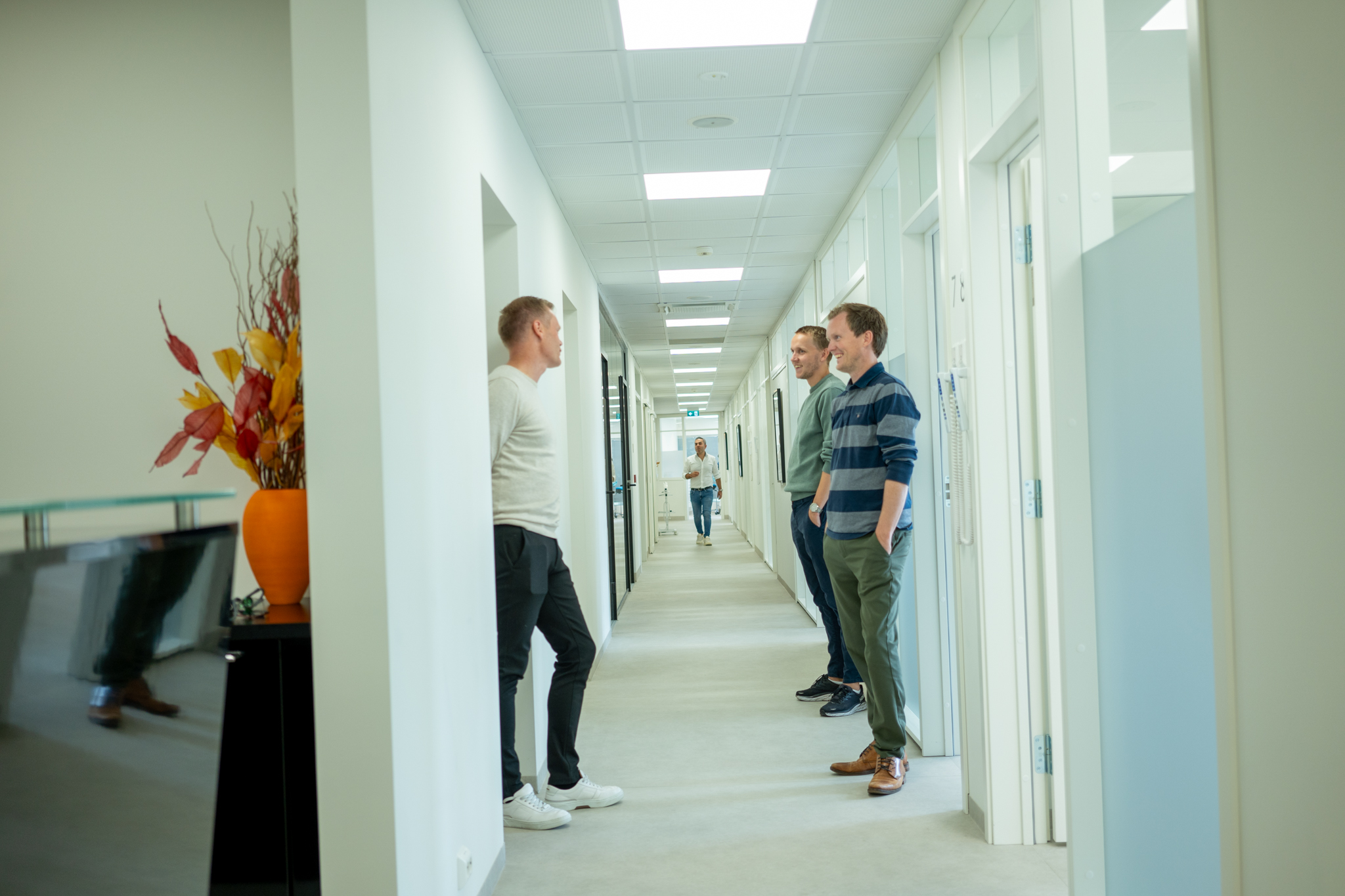 Møte mellom regnskapsfører Morten Mæhle og tannlege Tor Einar Kjørklev i gangen på kontoret