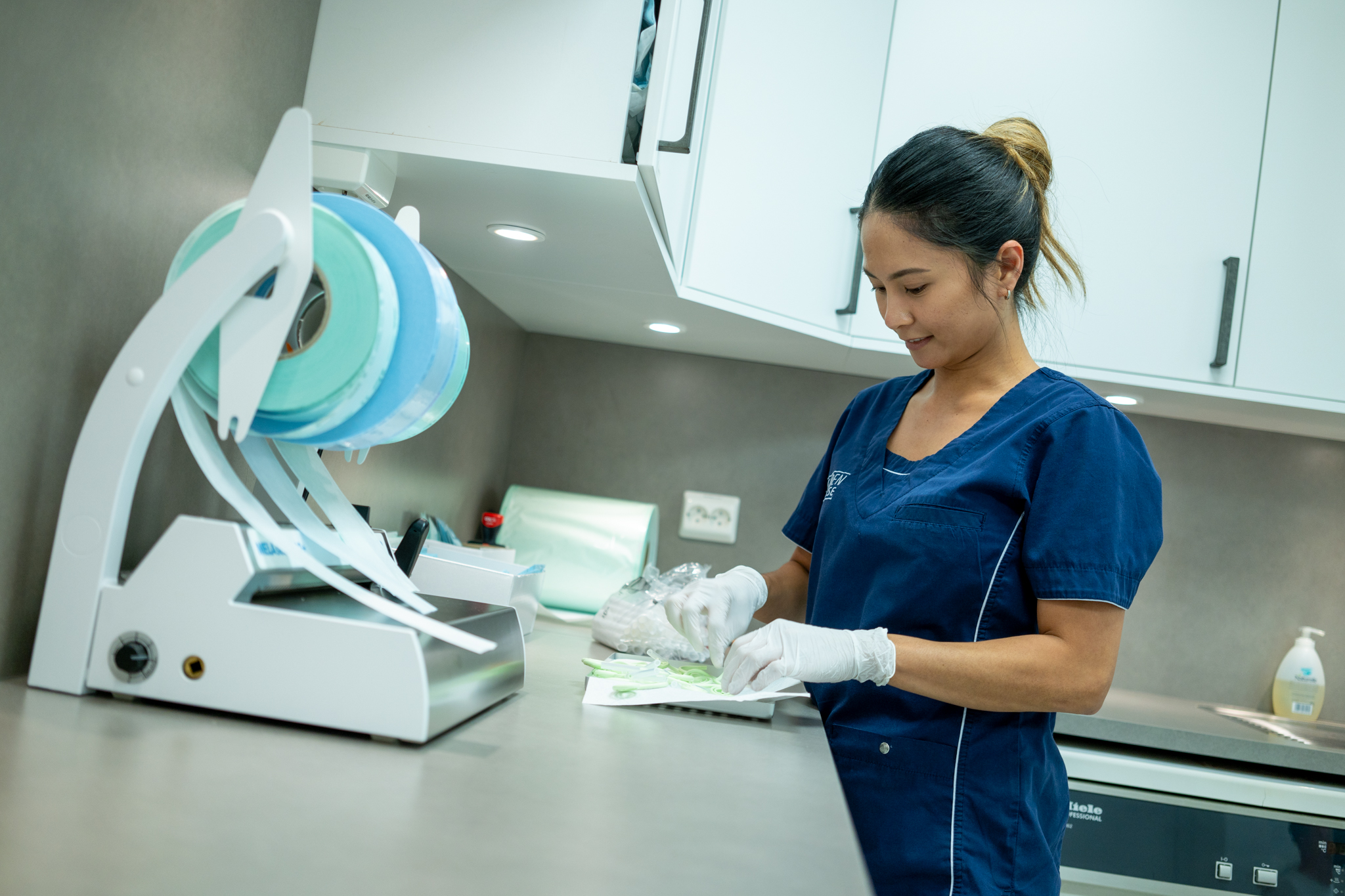 Tannlegeassistent sjekker prøver og sorterer utstyr til tannsjekk